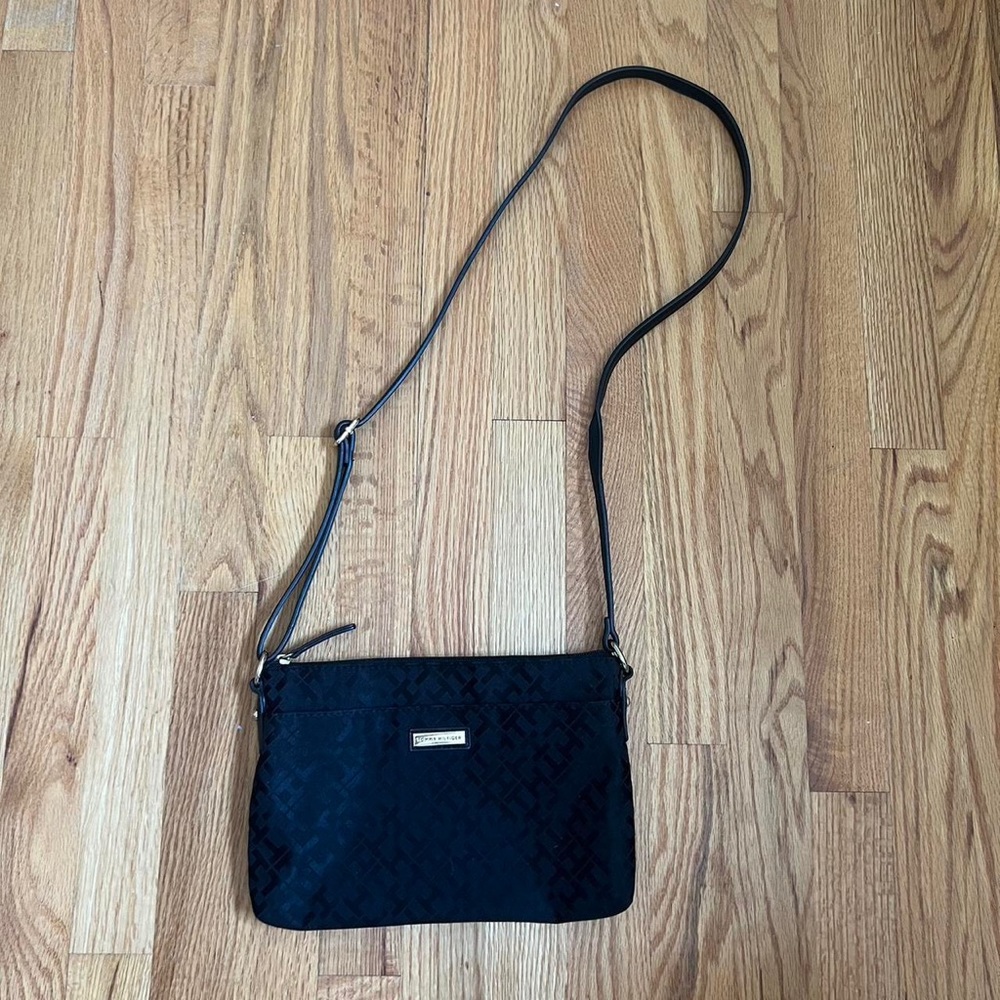 Item: Tommy Hilfiger crossbody bag